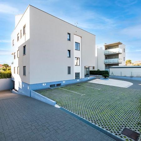 Sunny Day - Apartment With Parking Ровинь Экстерьер фото