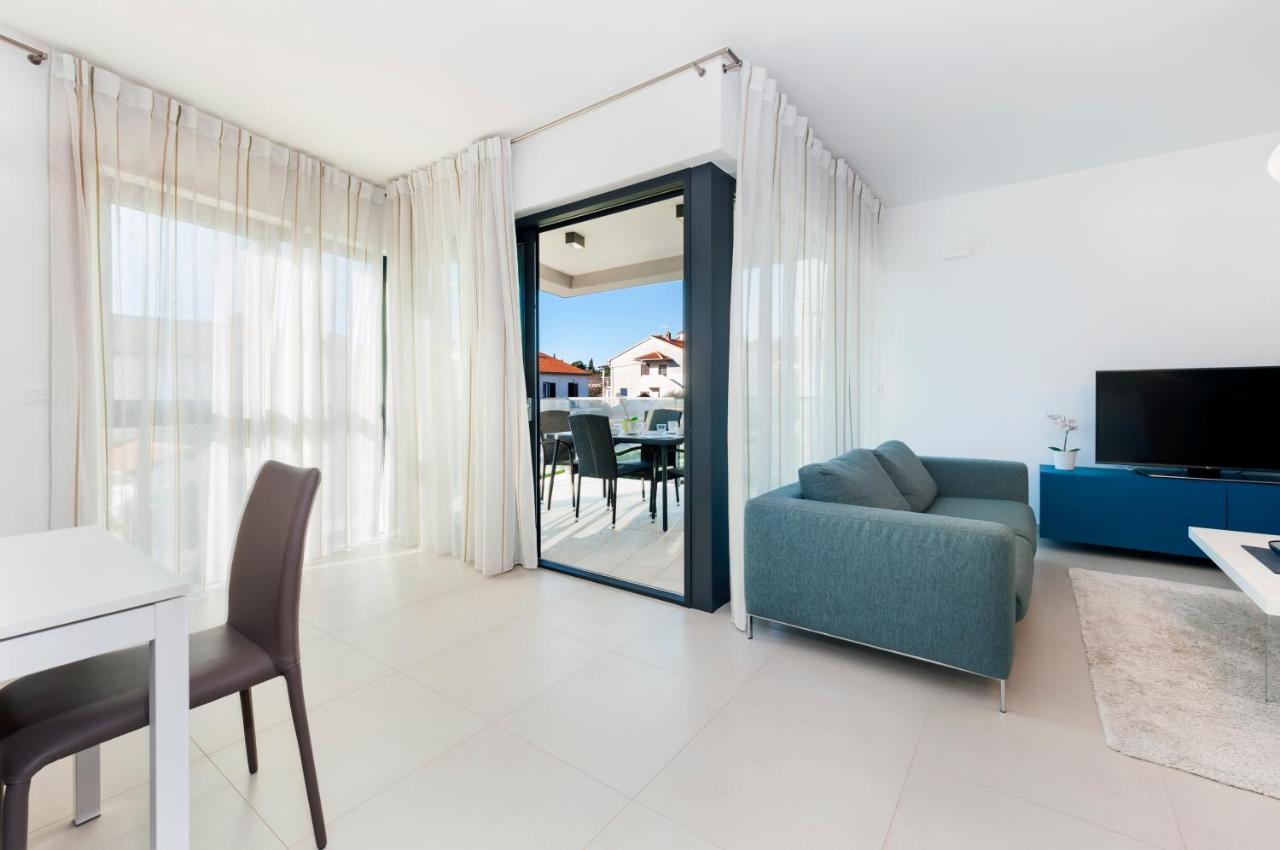 Sunny Day - Apartment With Parking Ровинь Экстерьер фото
