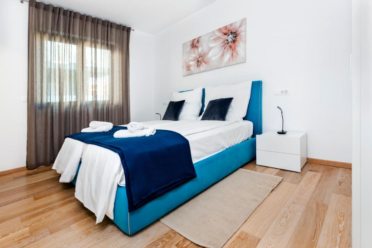 Sunny Day - Apartment With Parking Ровинь Экстерьер фото