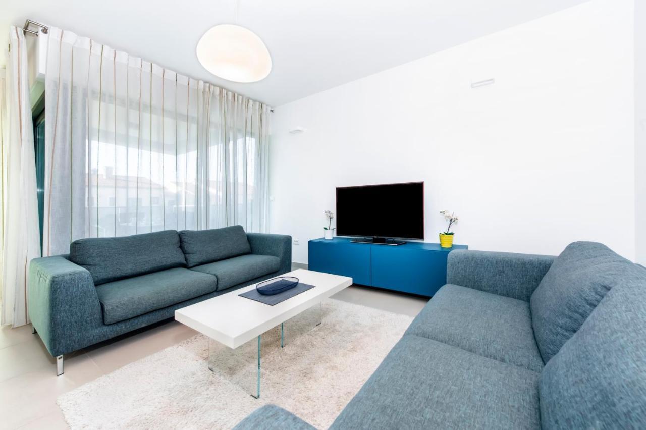 Sunny Day - Apartment With Parking Ровинь Экстерьер фото