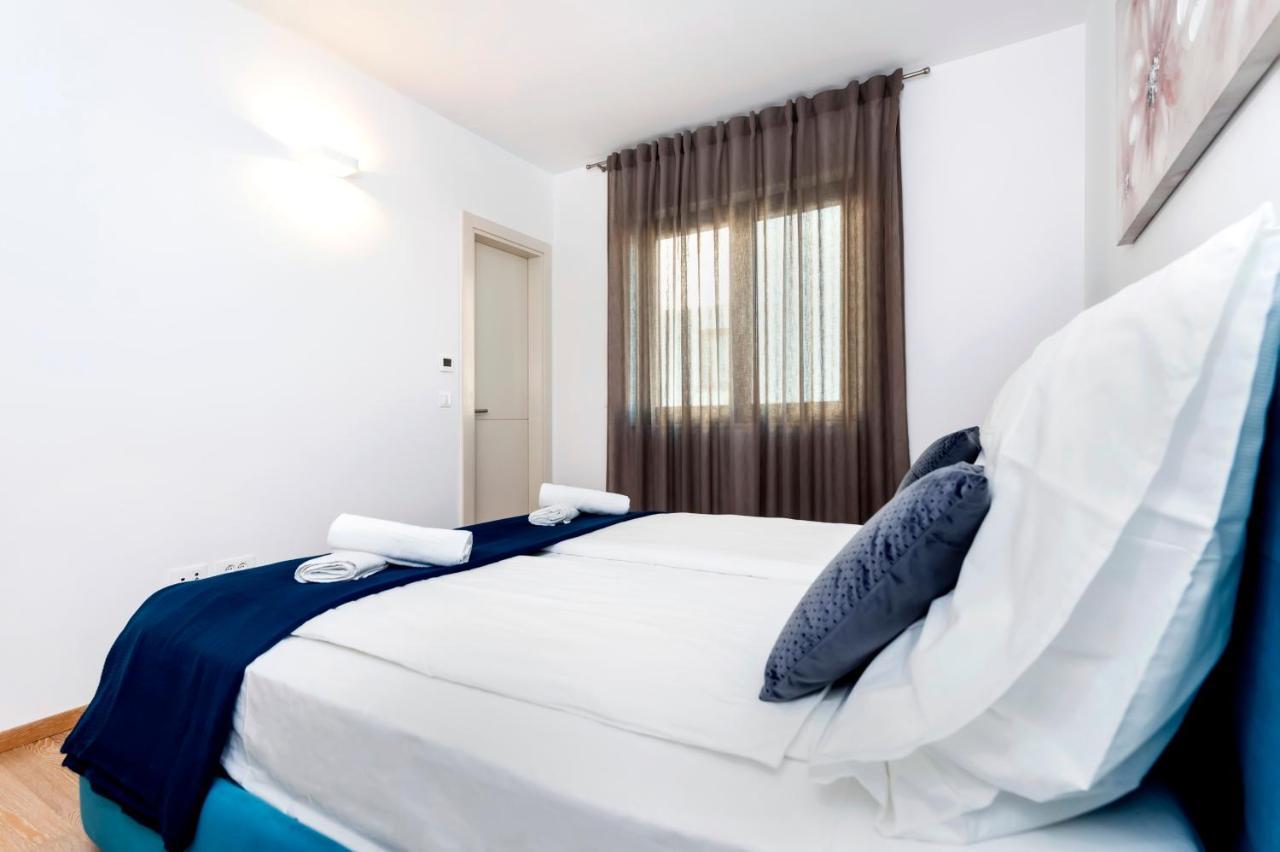 Sunny Day - Apartment With Parking Ровинь Экстерьер фото