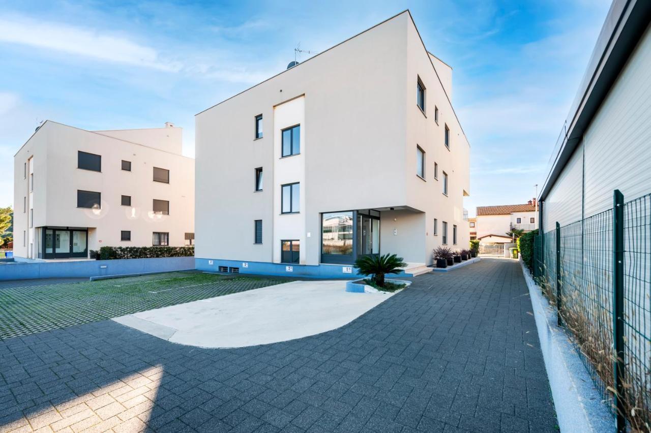Sunny Day - Apartment With Parking Ровинь Экстерьер фото