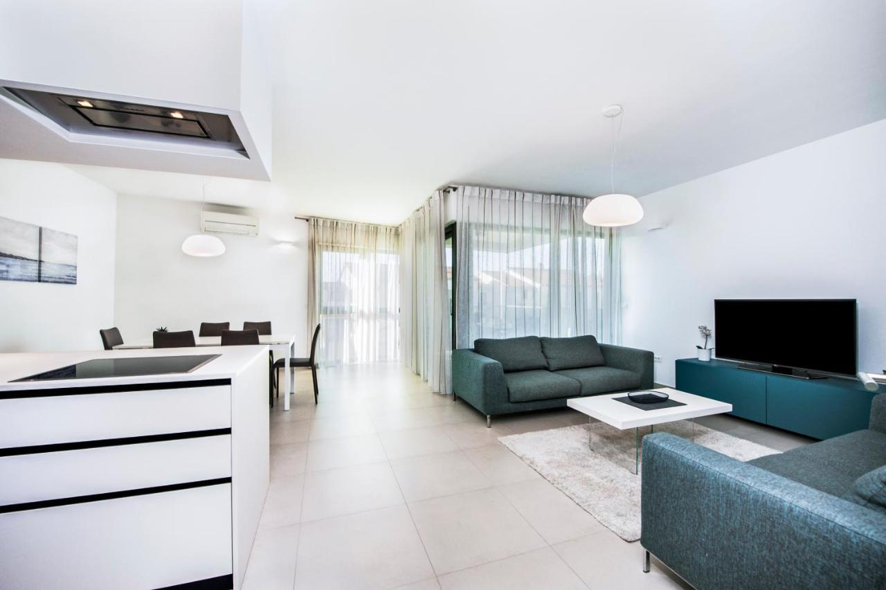 Sunny Day - Apartment With Parking Ровинь Экстерьер фото