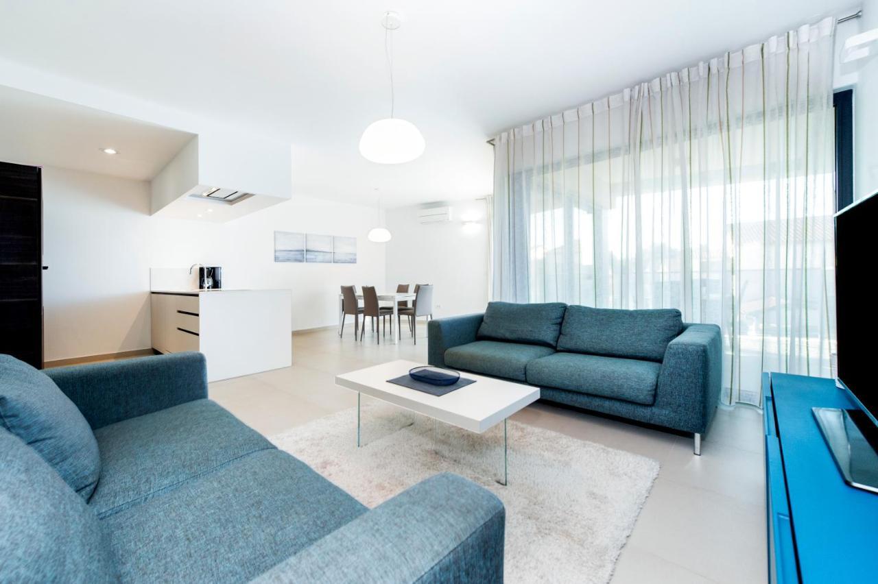 Sunny Day - Apartment With Parking Ровинь Экстерьер фото